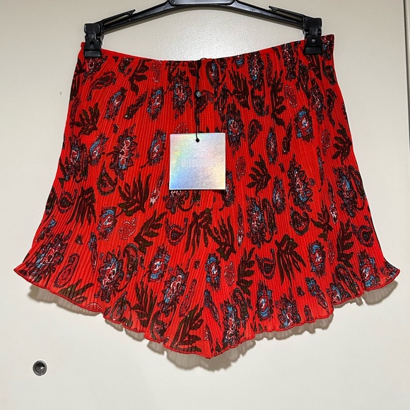 Missguided Pants - NWT MISS-GUIDED Red Paisley Flowy Chiffon High-Waisted Zip Shorts Light Breezy 2